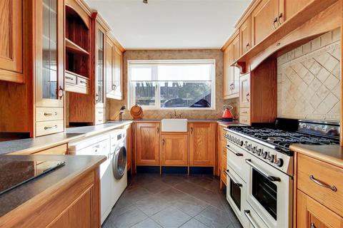 102 Bramley Close, London, E17 6EG