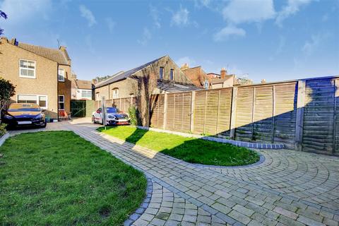 102 Bramley Close, London, E17 6EG