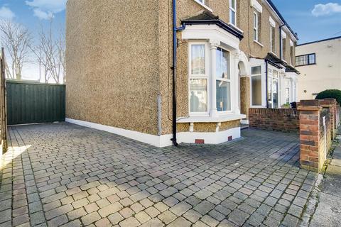 102 Bramley Close, London, E17 6EG