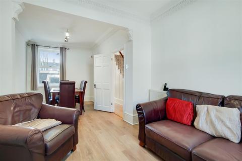 102 Bramley Close, London, E17 6EG
