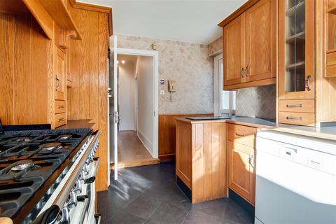 102 Bramley Close, London, E17 6EG