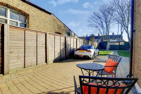 102 Bramley Close, London, E17 6EG
