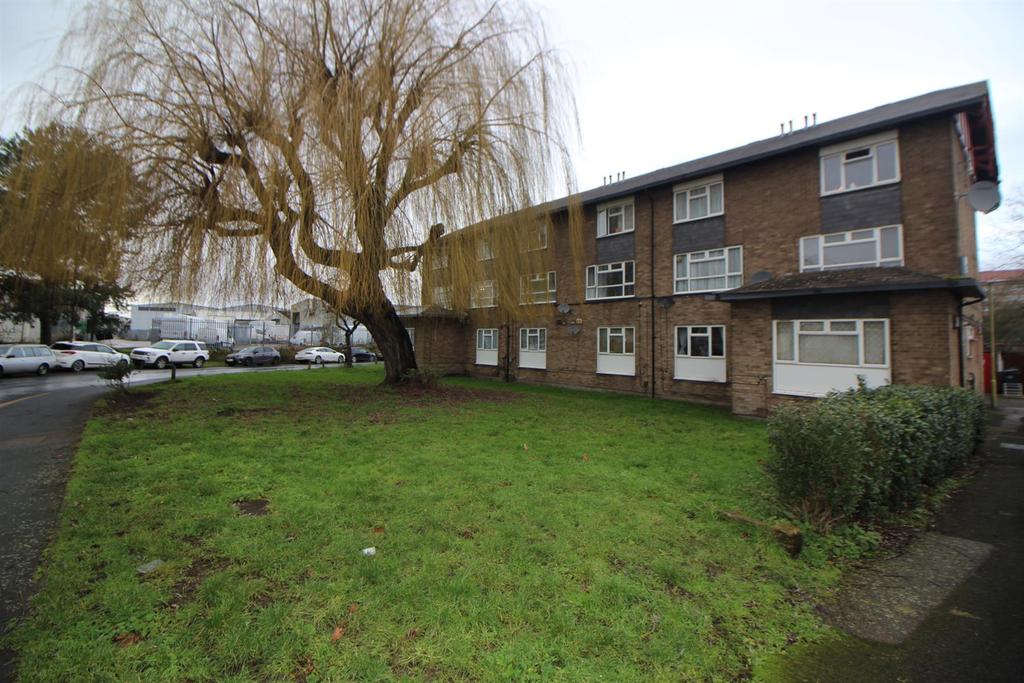 Longcroft Drive, Waltham Cross 2 bed flat £249,995
