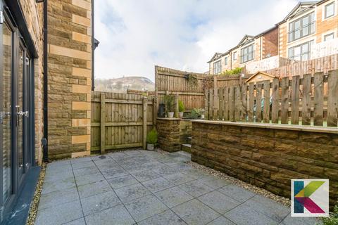 6 Midgreave Close, Delph, Oldham, OL3 5GG