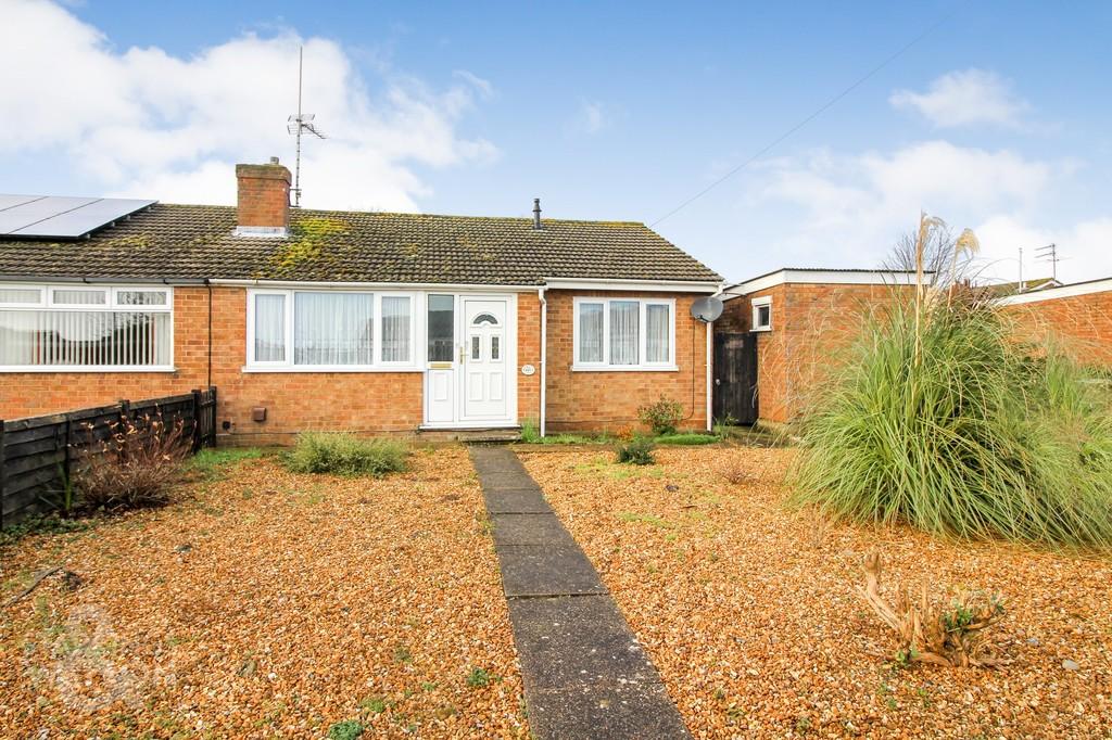 Lloyds Avenue, Kessingland, Lowestoft 2 bed semidetached bungalow £