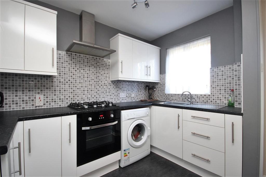 Fraser Close, Laindon, Basildon, SS15 2 bed house £1,150 pcm (£265 pw)