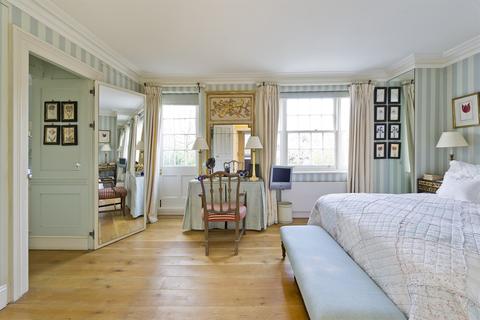 41 Abbotsbury Close, London, W14 8EQ