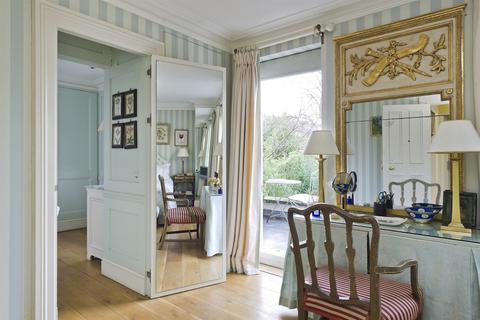 41 Abbotsbury Close, London, W14 8EQ