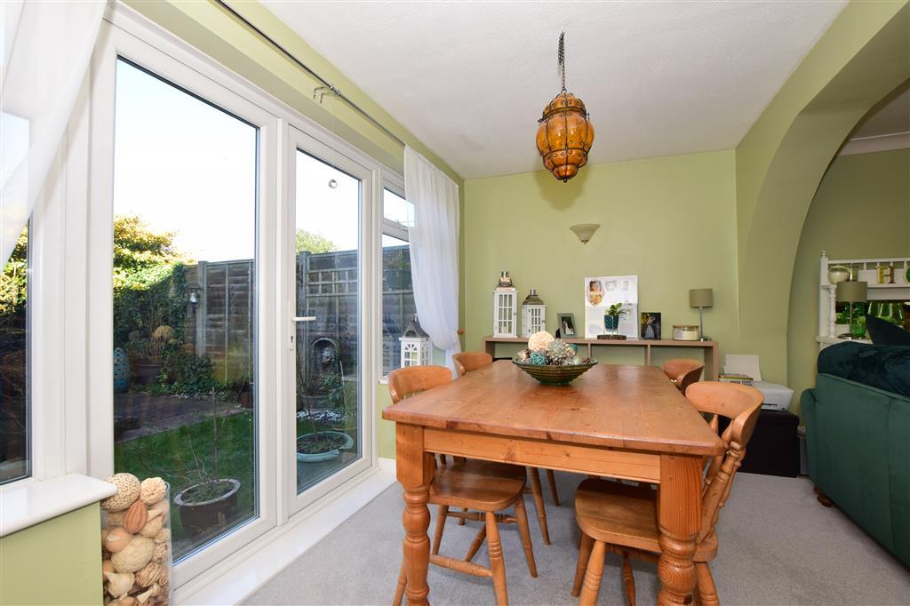 Robins Close, Lenham, Maidstone, Kent 3 bed terraced house £325,000
