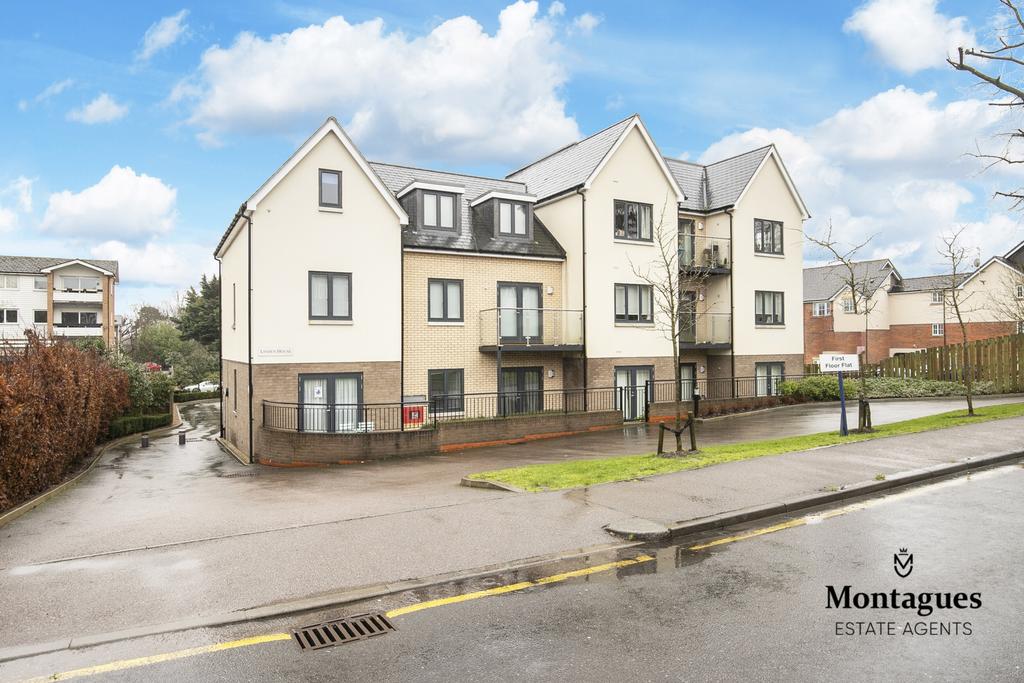 Centre Drive, Epping, CM16 2 bed apartment £515,000