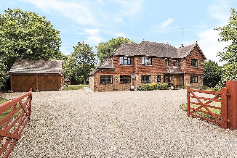 Gravetts Lane, Worplesdon, Woking, GU3 6 bed detached house £1,450,000