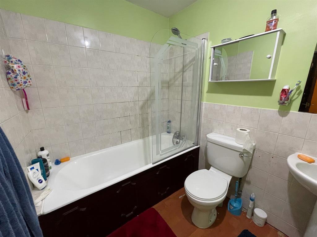 Flat 1 Bathroom