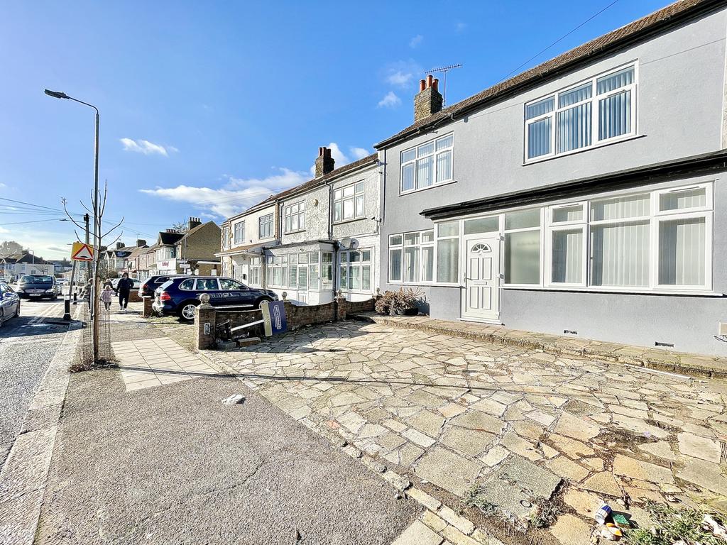 Redbridge Lane East, Redbridge, IG4 4 bed terraced house £2,000 pcm