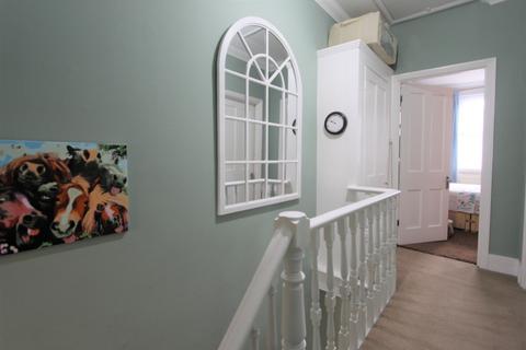 28 Dundee Road, London, SE25 4QJ