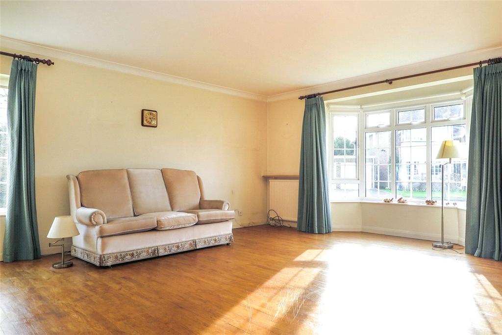 Trafalgar Court, Firgrove Hill, Farnham, Surrey, GU9 2 bed flat £375,000
