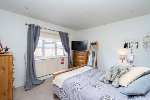 15 Curtis Gardens, Dorking, RH4 1EG