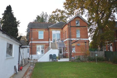 4 bedroom flat to rent, Wimborne Road, Winton