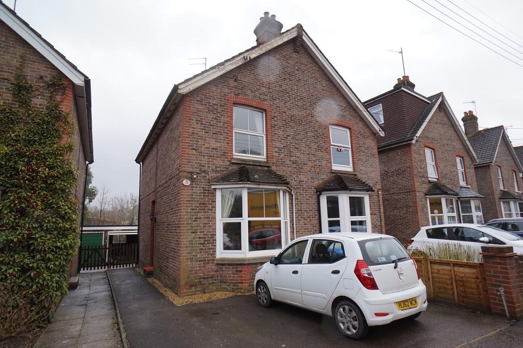 College Road, Haywards Heath 4 bed semidetached house £1,500 pcm (£