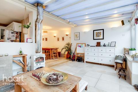 6 Arkell Grove, London, SE19 3HZ