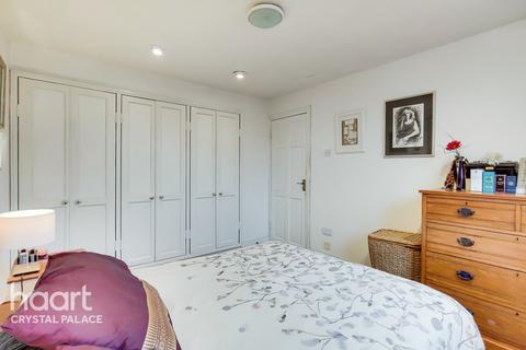 6 Arkell Grove, London, SE19 3HZ