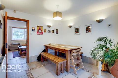 6 Arkell Grove, London, SE19 3HZ
