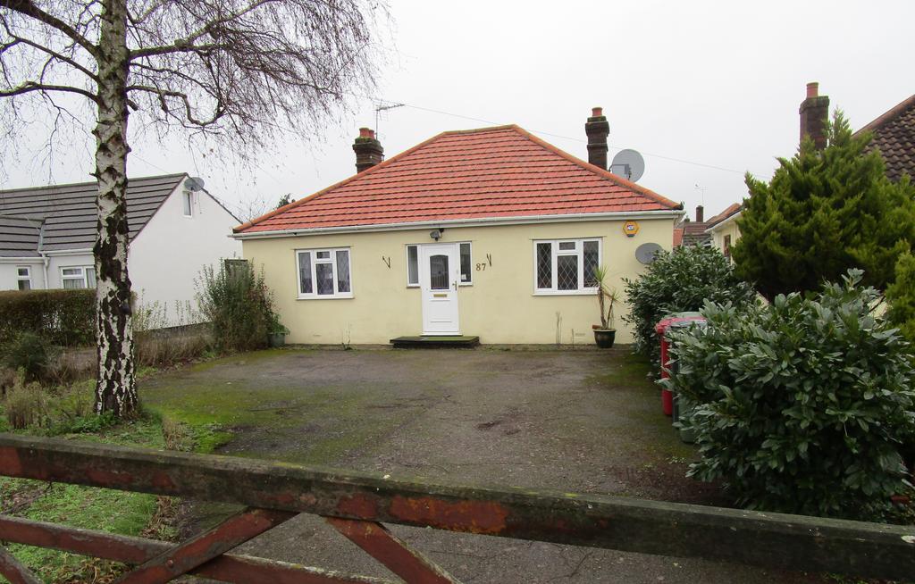 Bower Way, Cippenham SL1 3 bed detached bungalow £1,400 pcm (£323 pw)