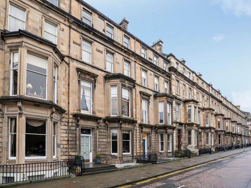 Drumsheugh Gardens, West End, Edinburgh 2 bed flat £1,795 pcm (£414 pw)