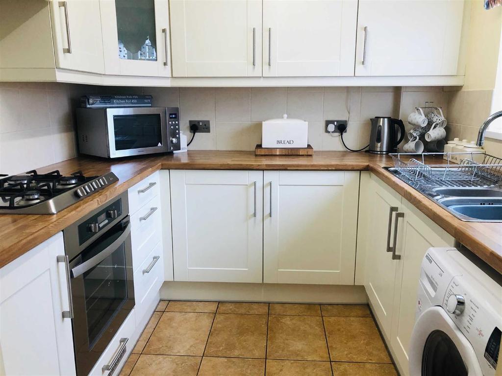 Maes Y Capel, Pembrey 2 bed semidetached house £135,000