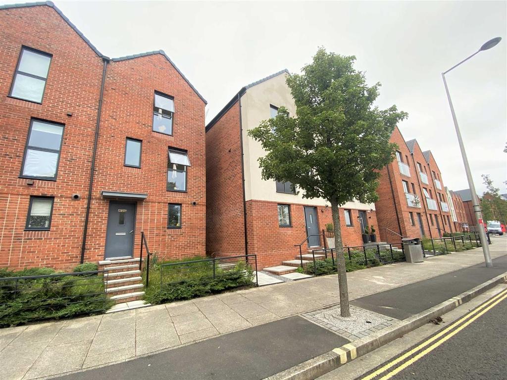 Langdon Road, Marina, Swansea 3 bed townhouse £195,000