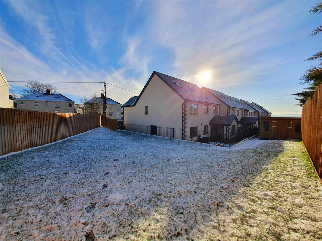 Bronallt Road, Hendy Pontarddulais, SWANSEA 4 bed detached house £407,000