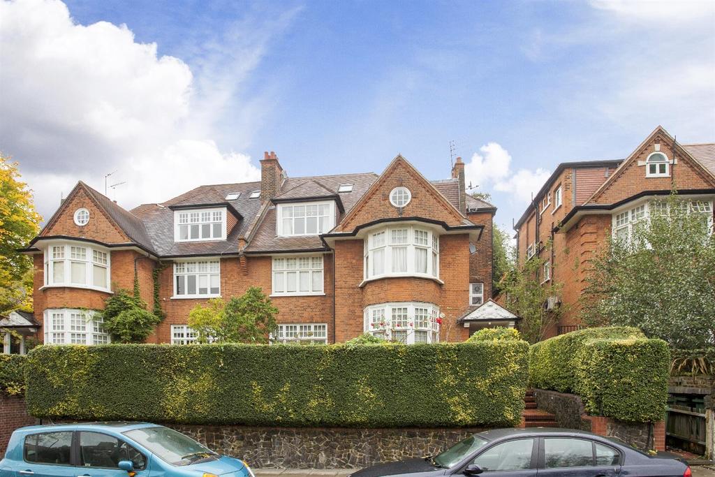 Bracknell Gardens, Hampstead NW3 3 bed flat £4,996 pcm (£1,153 pw)