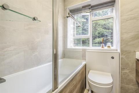Flat 15, Packham Court Lavender Avenue, Worcester Park, KT4 8RS