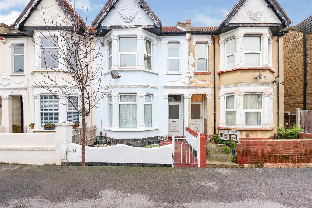 Burdett Avenue, Westcliff-On-Sea 2 bed flat - £218,000