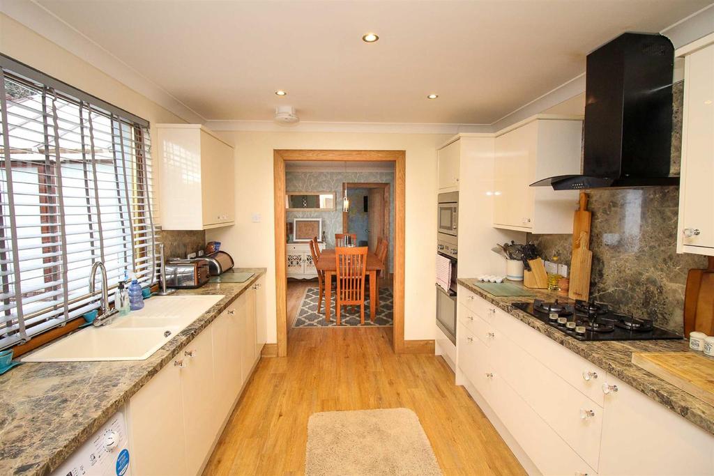 Springfield Terrace, St Boswells 4 bed detached house £230,000