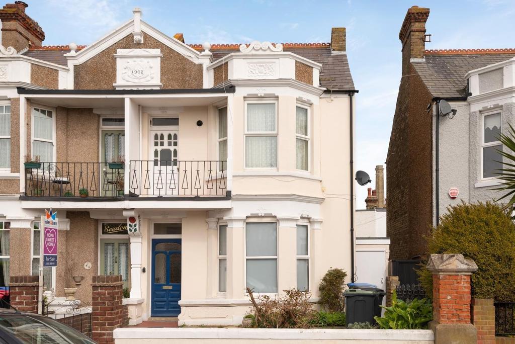 Seapoint Road, Broadstairs 2 bed apartment £250,000