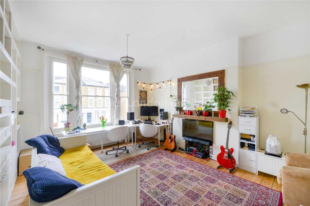 Trinity Crescent, Tooting Bec, SW17 1 bed flat £1,300 pcm (£300 pw)