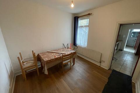 4 bedroom house to rent, Tachbrook Road, Southall, UB2