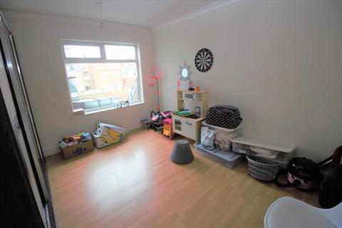 2 bedroom apartment to rent, Rush Green Road, Romford