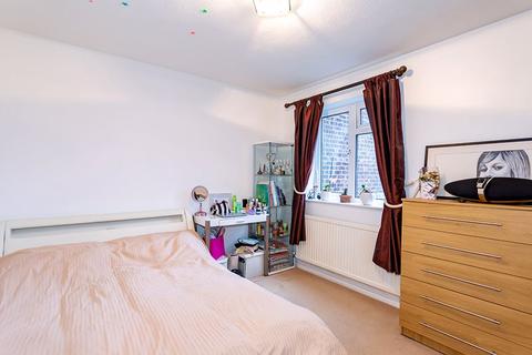 20 Denning Close, Hampton, TW12 3YT