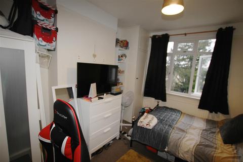 14 Belfairs Drive, Leigh-on-sea, SS9 3AA