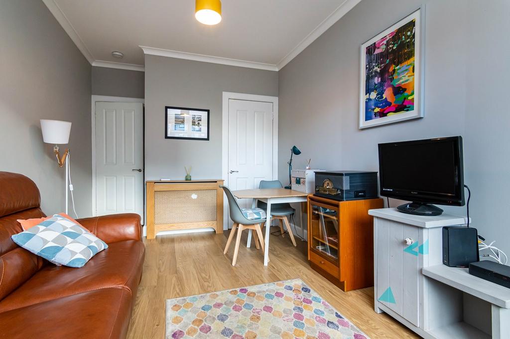 Salamander Street, Leith, Edinburgh, EH6 3 bed ground floor flat £185,000 Salamander Street, Leith, Edinburgh, EH6 3 bed ground floor flat £185,000