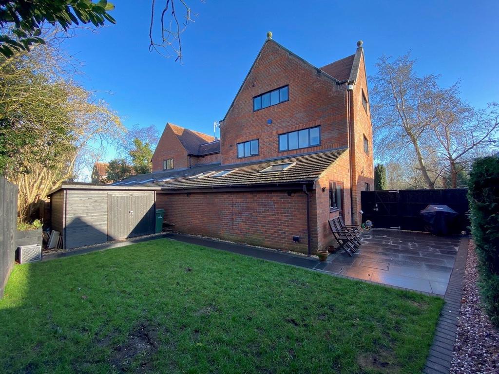 Newport Road, Woolstone, Milton Keynes, MK15 1 bed apartment £215,000