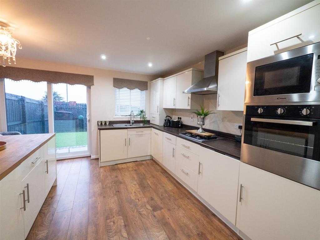 Kitchen/ Dining Room