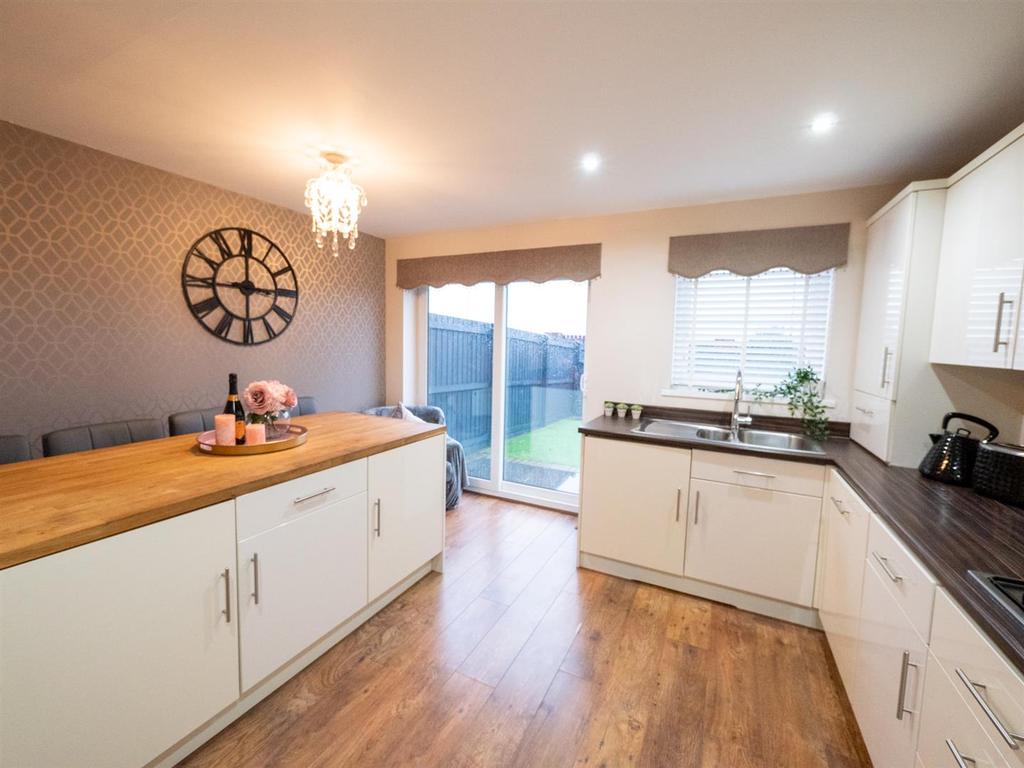 Kitchen/ Dining Room