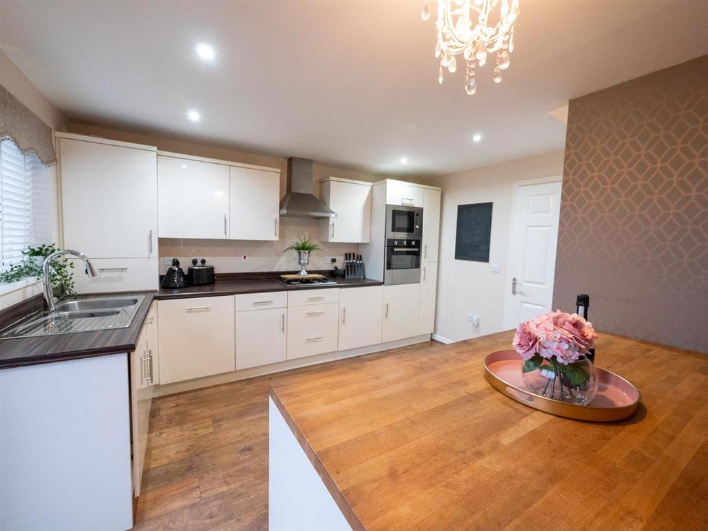 Kitchen/ Dining Room