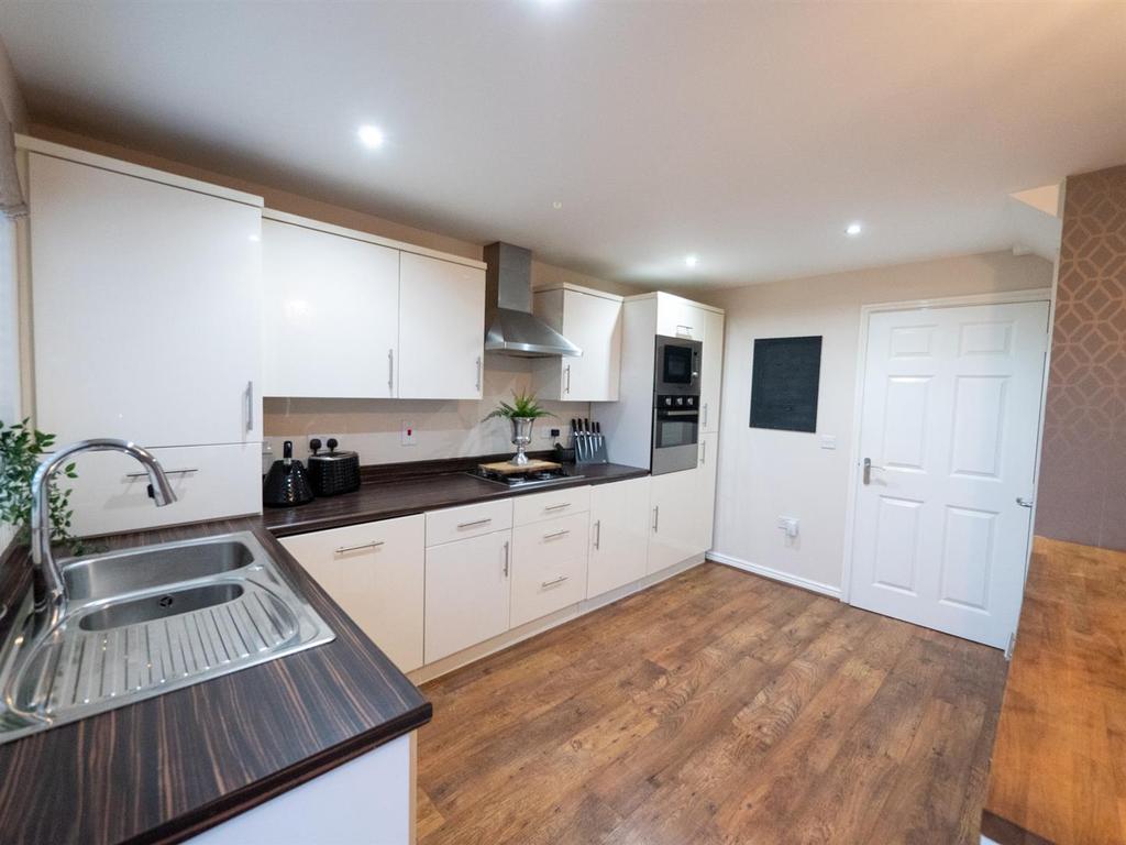 Kitchen/ Dining Room