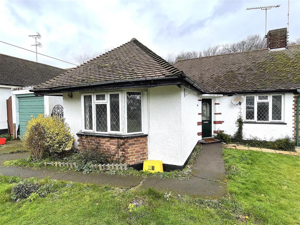 St. Davids Drive, LeighOnSea 2 bed semidetached bungalow £1,095