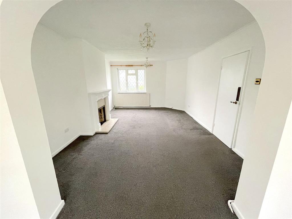 St. Davids Drive, LeighOnSea 2 bed semidetached bungalow £1,095