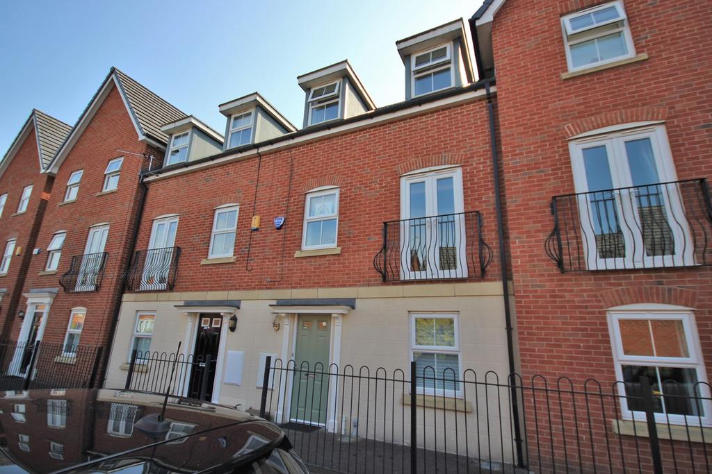 Lingwell Park, Widnes, WA8 4 bed mews £900 pcm (£208 pw)