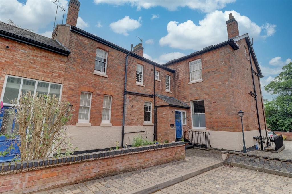 Warwick New Road, Leamington Spa 2 bed duplex £975 pcm (£225 pw)